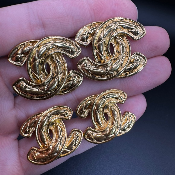 LOT 1492 24K gold plated CHANEL vintage matelasse CC JUMBO clip on earrings - Picture 9 of 15